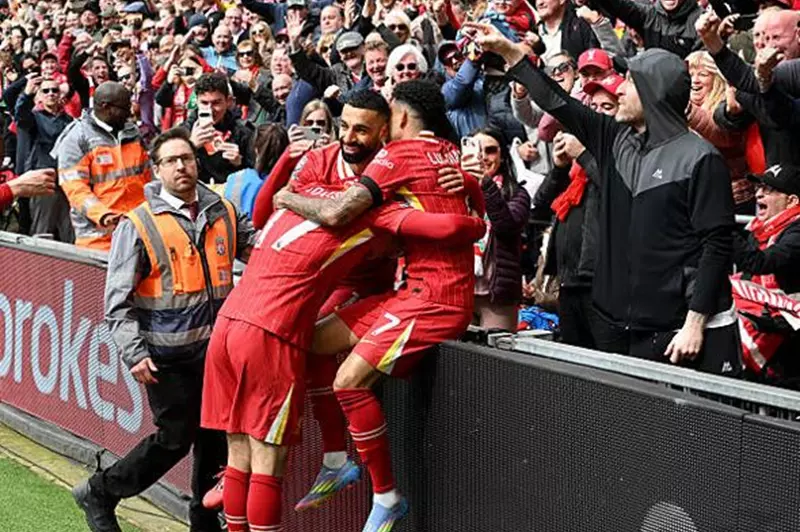 احتفال لويس دياز ومحمد صلاح في مباراة ليفربول